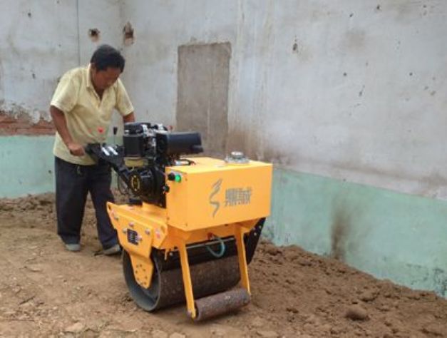 點擊查看詳細信息<br>標題：手扶式單輪壓路機工作照 閱讀次數：12209